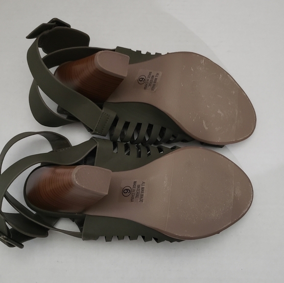Delicious Yummy Cutout Stacked Heel Green Sandals Size 6 - Picture 12 of 14